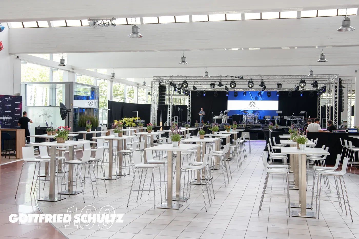 Event-Setup mit Stehtischen und Bühne